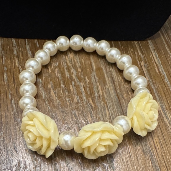 Lucite rose and faux pearl jewelry set- a necklace and a matching bracelet. EUC - Picture 3 of 4